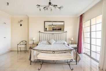 Turistihuoneistot Terrazas Del Duque Sunset Apartment