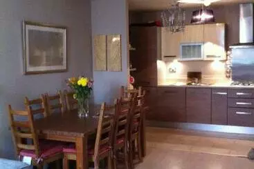 آپارتمان‌های توریست‌ها Beautiful Apartment Central Location