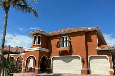 ツーリストアパートメント Casa Del Sol Mediterranean Style Waterfront Pool Home