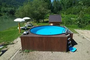 آپارتمان‌های توریست‌ها Vikendica Mihic