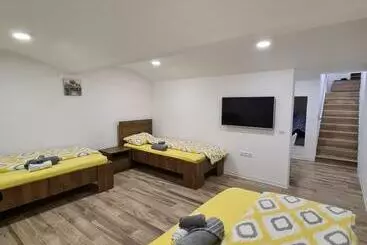 ツーリストアパートメント Apartment Dinlux