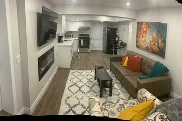 Turista apartmanok Cozy Basement Suite Exuding Luxury Location & Convenience!