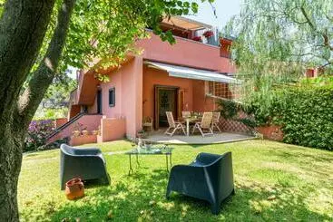 ツーリストアパートメント Naxos Seaside Apartment With Gardens, Parking And Swimming Pool