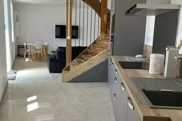 ツーリストアパートメント Superbe Maison De Ville, Rénovée à 15 Min De Lyon