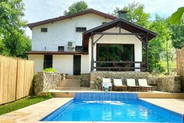 דירות לתיירים Havuzlu Ve şömineli Doğa İçinde Tam Müstakil Villa