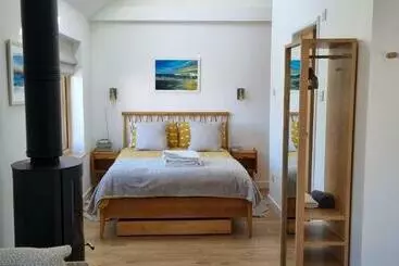 Apartamente turistice The Brookhouse. Cheerful Tiny House With Seaview