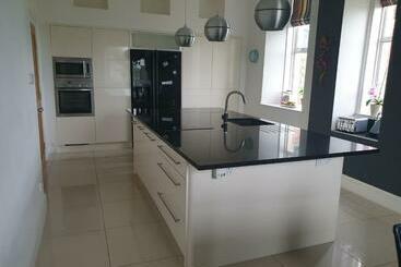 ツーリストアパートメント 4 Bed Semi Detached Villa   Sea And Mountain Views