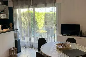 ツーリストアパートメント Appartement T2 Avec Jardin, Proche Plage Et Centre, Parking Privé, Animaux Acceptés, Wi Fi Gratuit