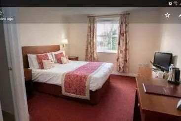 Hotel The Emmbrook Inn