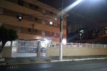 ツーリストアパートメント Apartamento Praia Grande Canto Do Forte, A 200 Metros Da Praia, A 2 Minutos A Pé Até A Praia