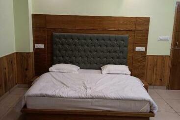 تختخواب و صبحانه Chaman Basera