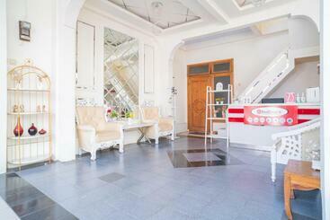 Отель Reddoorz Syariah @ Aura Homestay