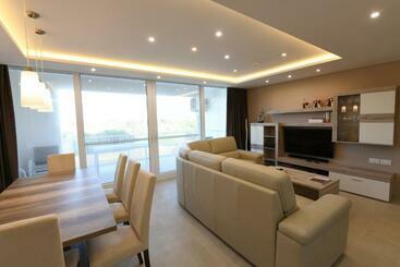 דירות לתיירים Wileg 4b Luxury Two Bedroom Apartment With Shared Swimming Pool