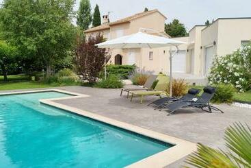 דירות לתיירים Villa Avec Jardin Ombragé, Piscine Et Parking