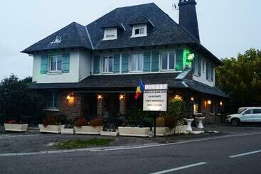 민박 L Auberge Des Quatre Routes