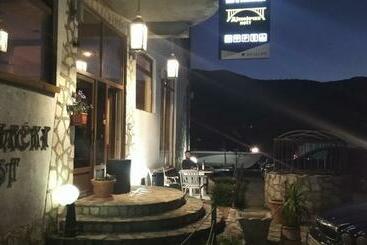 تختخواب و صبحانه Mostrooms