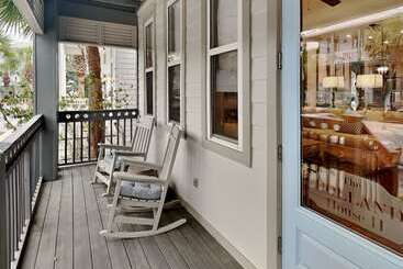 Жильё для туристов The Holland House Ii