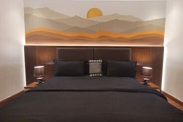 هتل Goldcrest Luxury Apartments