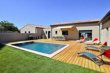 Turistlägenheter Amazing Home In Cléon D Andran