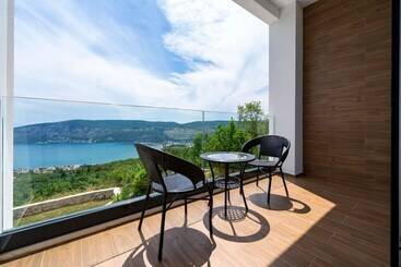 ツーリストアパートメント Pool Villa Luxoria Trebesin   Happy Rentals