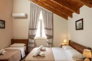 Pension  Xhuli Guesthouse