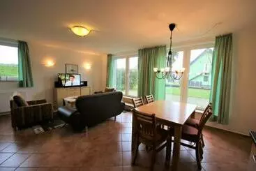ツーリストアパートメント S 42 B   Ferienhaus Mit Terasse Und Grossem Garten An Der Mueritz