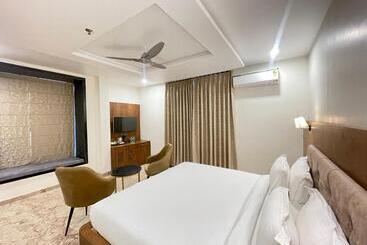 Hotelli Seasons  A Boutique