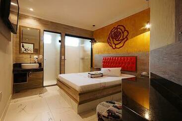 Red Rose Motel &