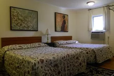 Twin Oaks Motel
