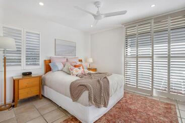 관광객 아파트 Homely 2 Br Apt At Coolum Beach W Pool