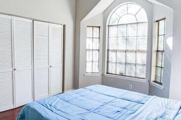 آپارتمان‌های توریست‌ها Lovely 2 Bedroom, 1 Bath Condo With Pools And Gym