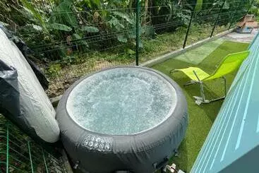 آپارتمان‌های توریست‌ها Bung Hello Village,petit Bungalow Confortable Avec Jacuzzi