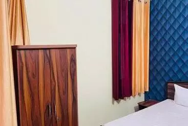 Hotel Oyo 83715 Crystal
