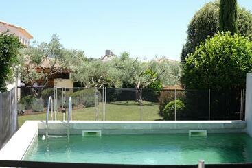 Turistlägenheter Nice Villa With Heated Swimming Pool, In The Center Of The Village Of Aureille, 8 Persons, Near Baux