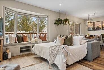 آپارتمانهای توریستها Evergreen Escape I Fireplace I Walk To The Lake