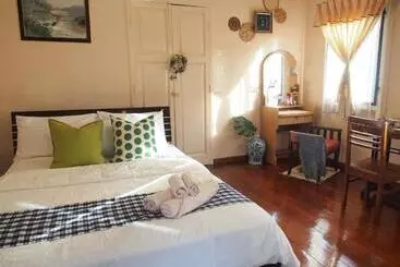 تختخواب و صبحانه Kinn Stay50 Bangkok