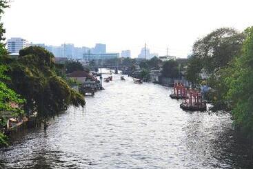 تختخواب و صبحانه Kinn Stay50 Bangkok