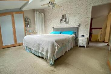 ツーリストアパートメント Charming Villa, Tranquillity By The Forest