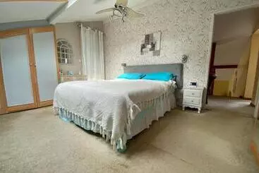 ツーリストアパートメント Charming Villa, Tranquillity By The Forest