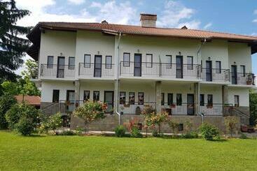 פנסיון стаи за гости живел