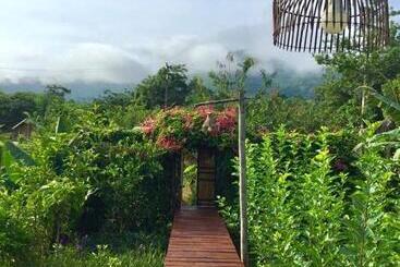 บ้านไร่ชายทุ่ง