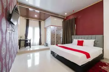 Hotelli Reddoorz Syariah Near Minangkabau International Aiport