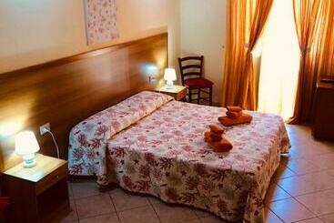 تختخواب و صبحانه La Marina