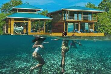 آپارتمان‌های توریست‌ها Bahia Coral Lodge