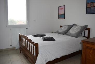 Tourist flats Appartement Spacieux Avec Balcon   à 50m De La Plage