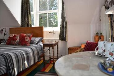 Bed and Breakfast Averon House