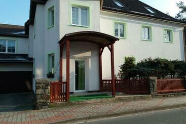 펜션 Penzion Diana Máchovo Jezero