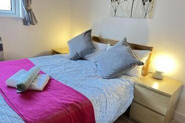 آپارتمان‌های توریست‌ها Bright 2 Bedroom Apartment   Edinburgh