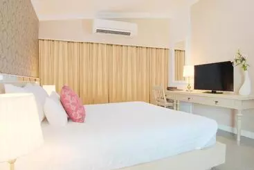 בית מלון כפרי The Raya Surawong Bangkok