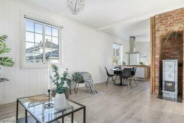 ツーリストアパートメント Lys Og Sentral Leilighet Med Terrasse Og Hage